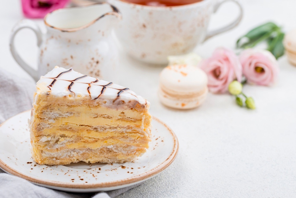 Cake & macarons